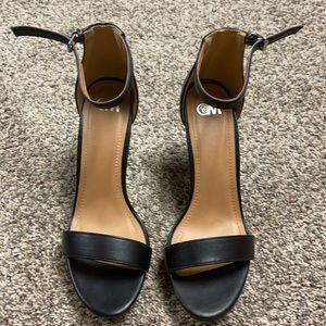 Chelsea Moreland black high heels size 9.5